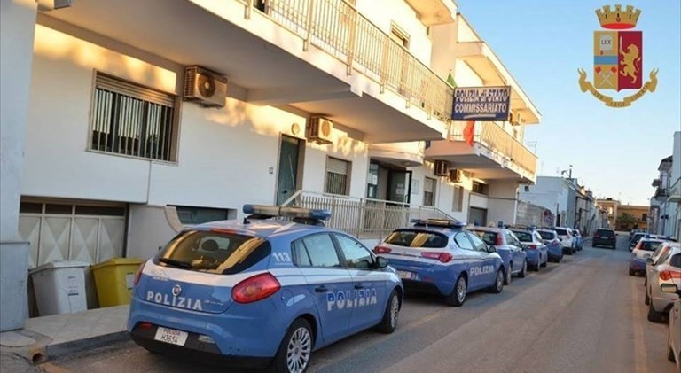 Aggredisce in pieno centro un giovane conoscente, individuato e denunciato dalla Polizia di Stato un 46enne del posto