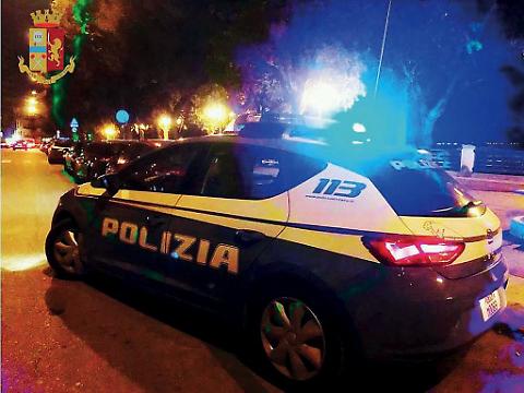 Ruba bottiglie di alcol all’interno del supermercato, 34enne georgiano arrestato dalla Polizia di Stato