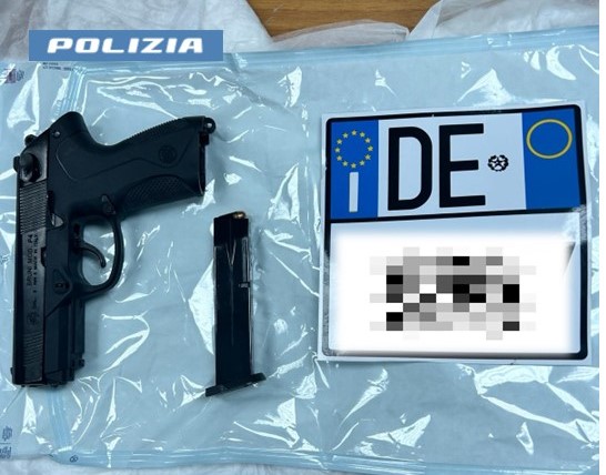 Cade con la moto e viene trovato con una pistola nella cinta dei pantaloni, 57enne tarantino arrestato dalla Polizia di Stato