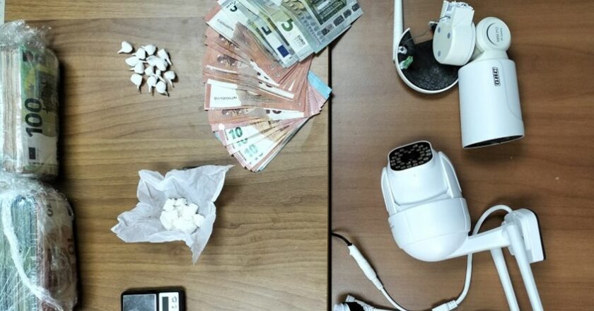 Nascondeva in casa cocaina, hashish e più di 30mila euro in contanti, arrestato 50enne tarantino