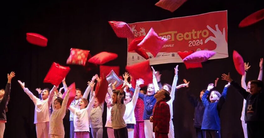 A Grottaglie 75 alunni e studenti debuttano sul palco con “Operazione Teatro” di Aretè