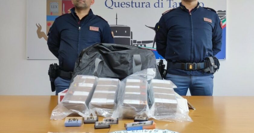 Sorpresi con 6 kg di hashish confezionato con etichette di dolciumi, due arresti della Polizia di Stato